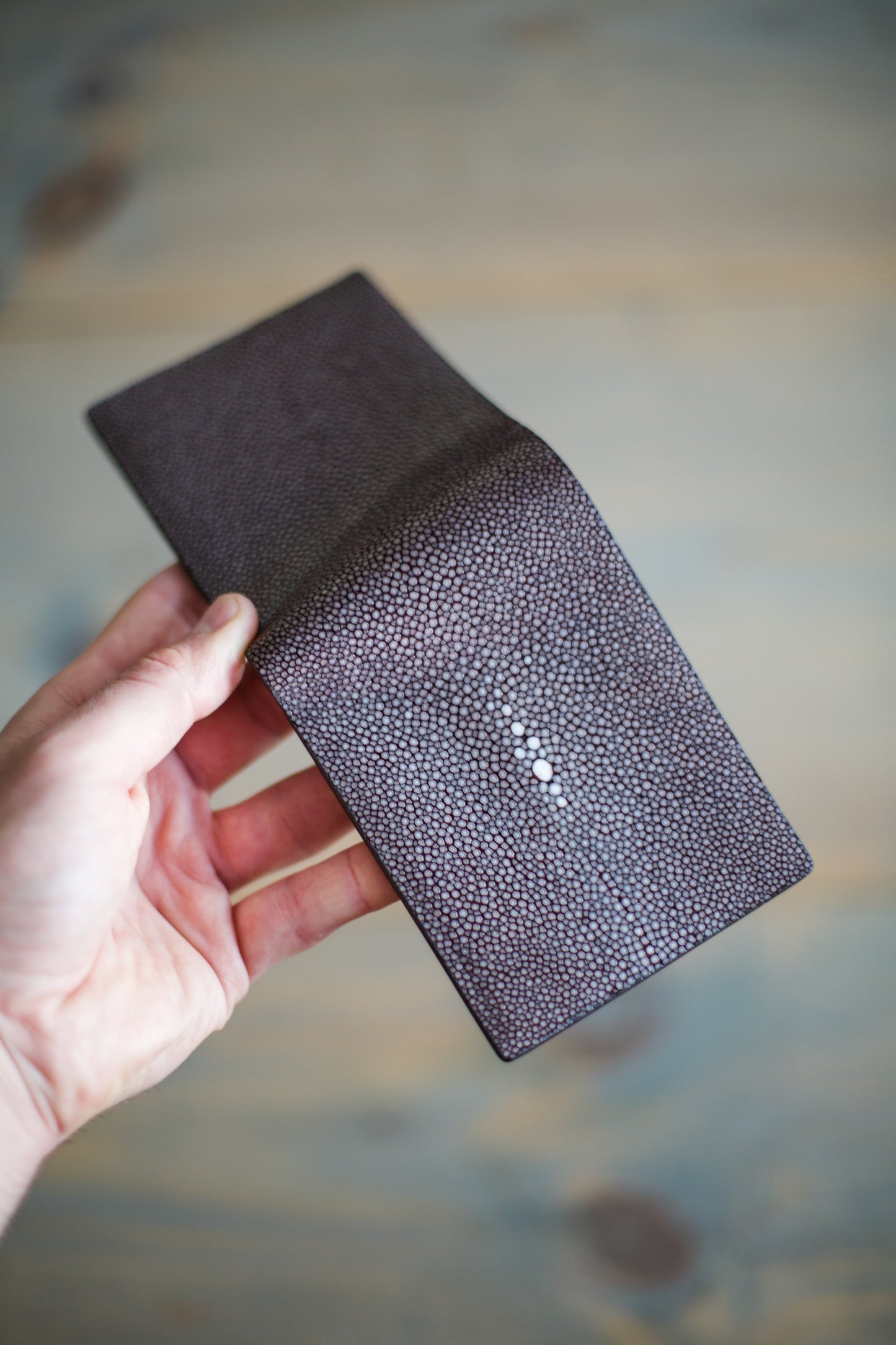 6 SLOT BIFOLD (brown stingray/ goat leather)