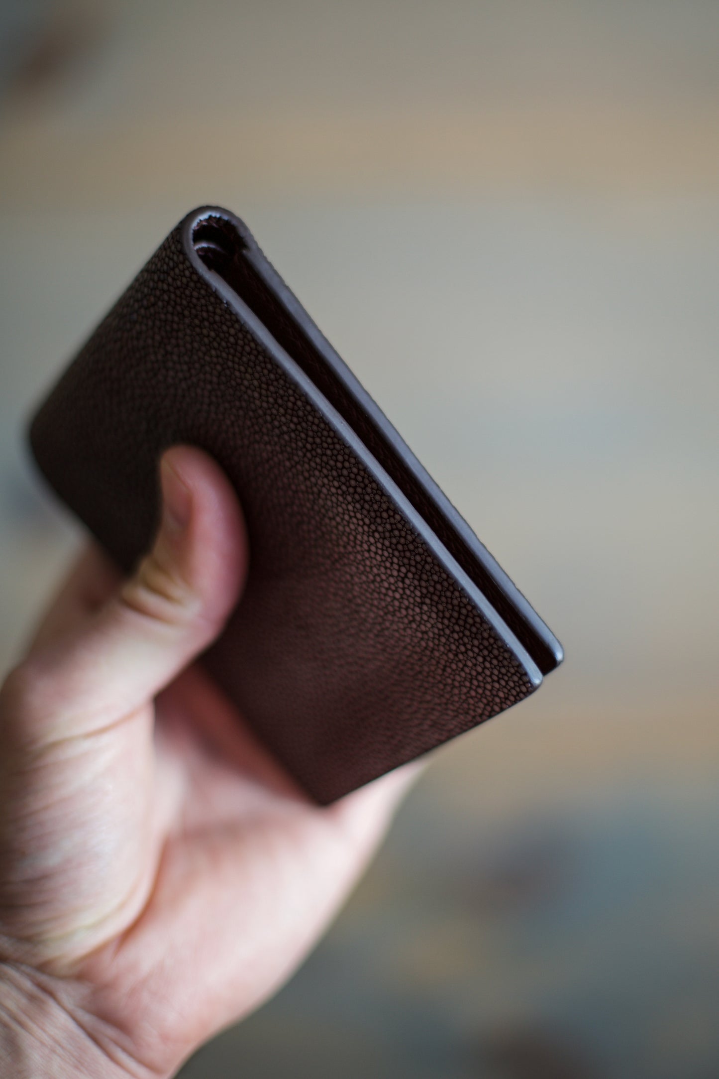 6 SLOT BIFOLD (brown stingray/ goat leather)