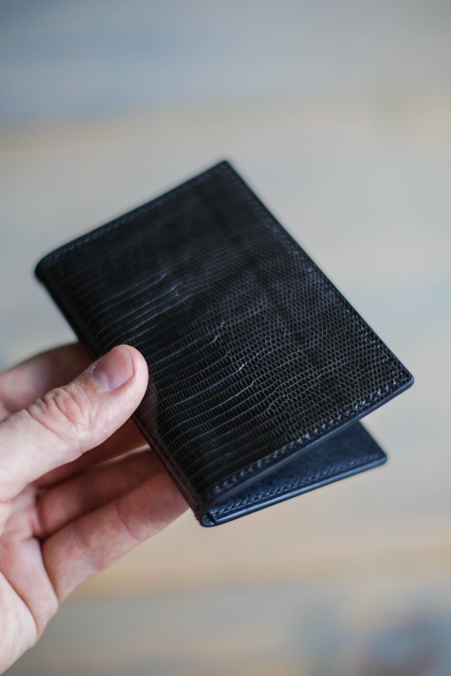 6 SLOT BIFOLD (black veg tan/ dark grey lizard leather)