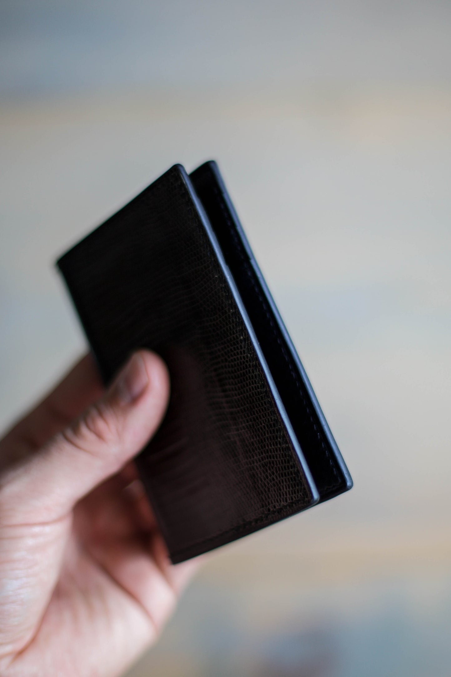 6 SLOT BIFOLD (black veg tan/ dark grey lizard leather)