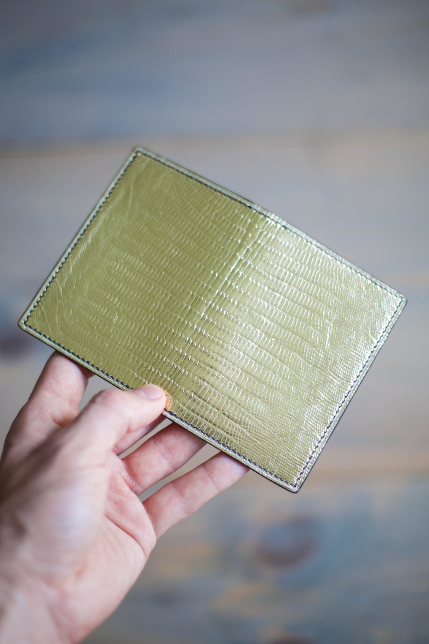 6 SLOT BIFOLD (black veg tan/ gold lizard leather)