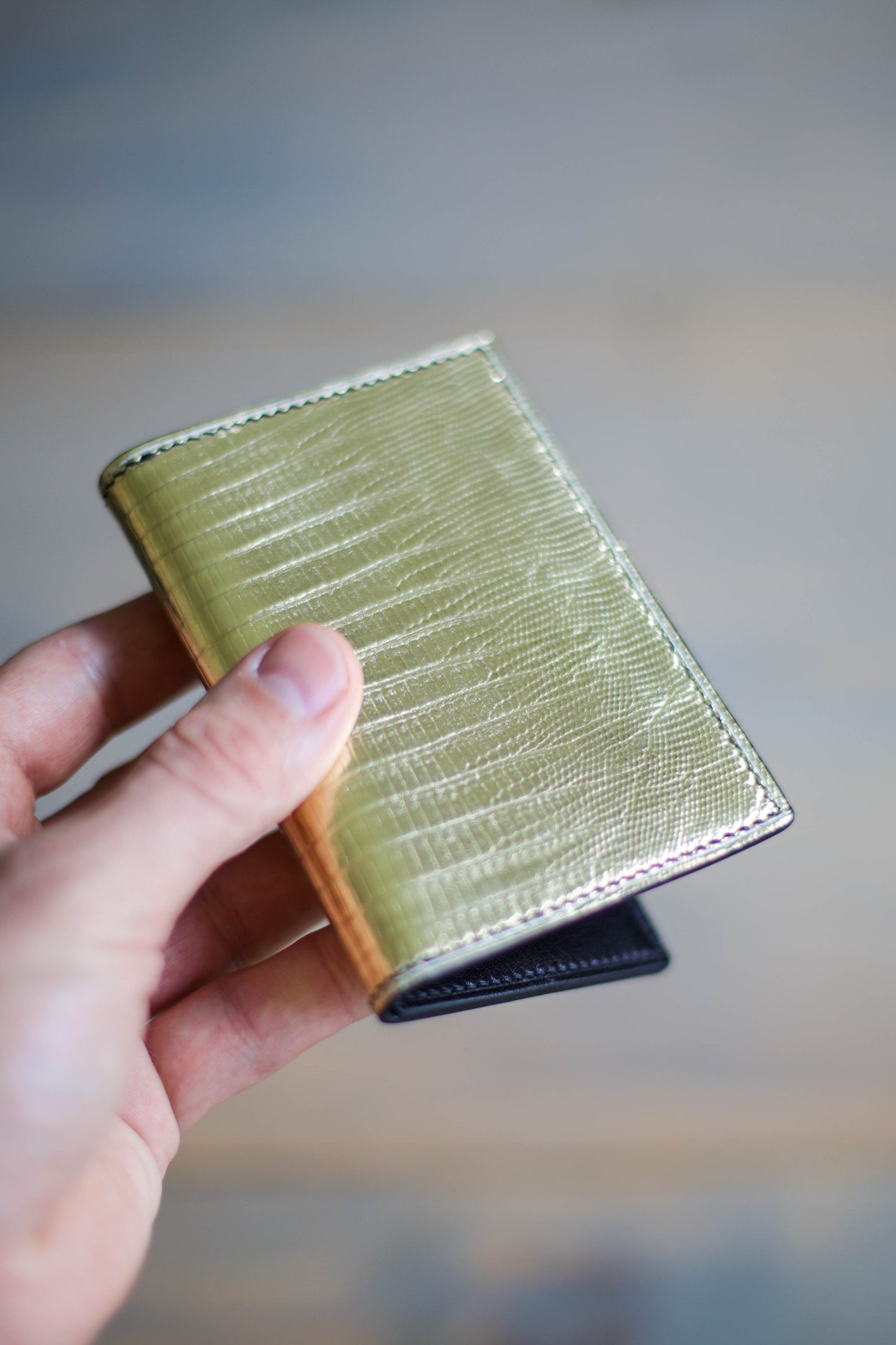 6 SLOT BIFOLD (black veg tan/ gold lizard leather)