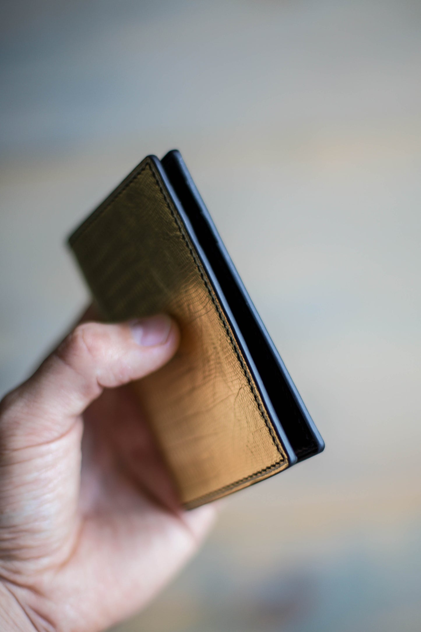 6 SLOT BIFOLD (black veg tan/ gold lizard leather)