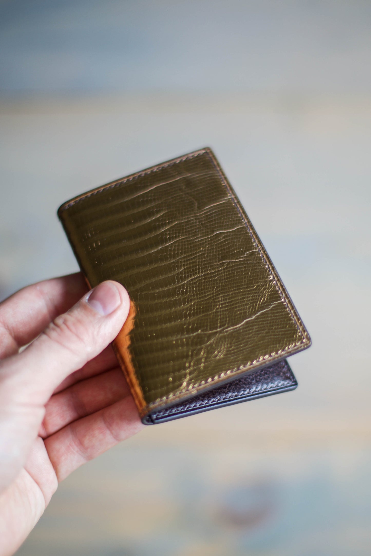 6 SLOT BIFOLD (brown veg tan/ bronze lizard leather)