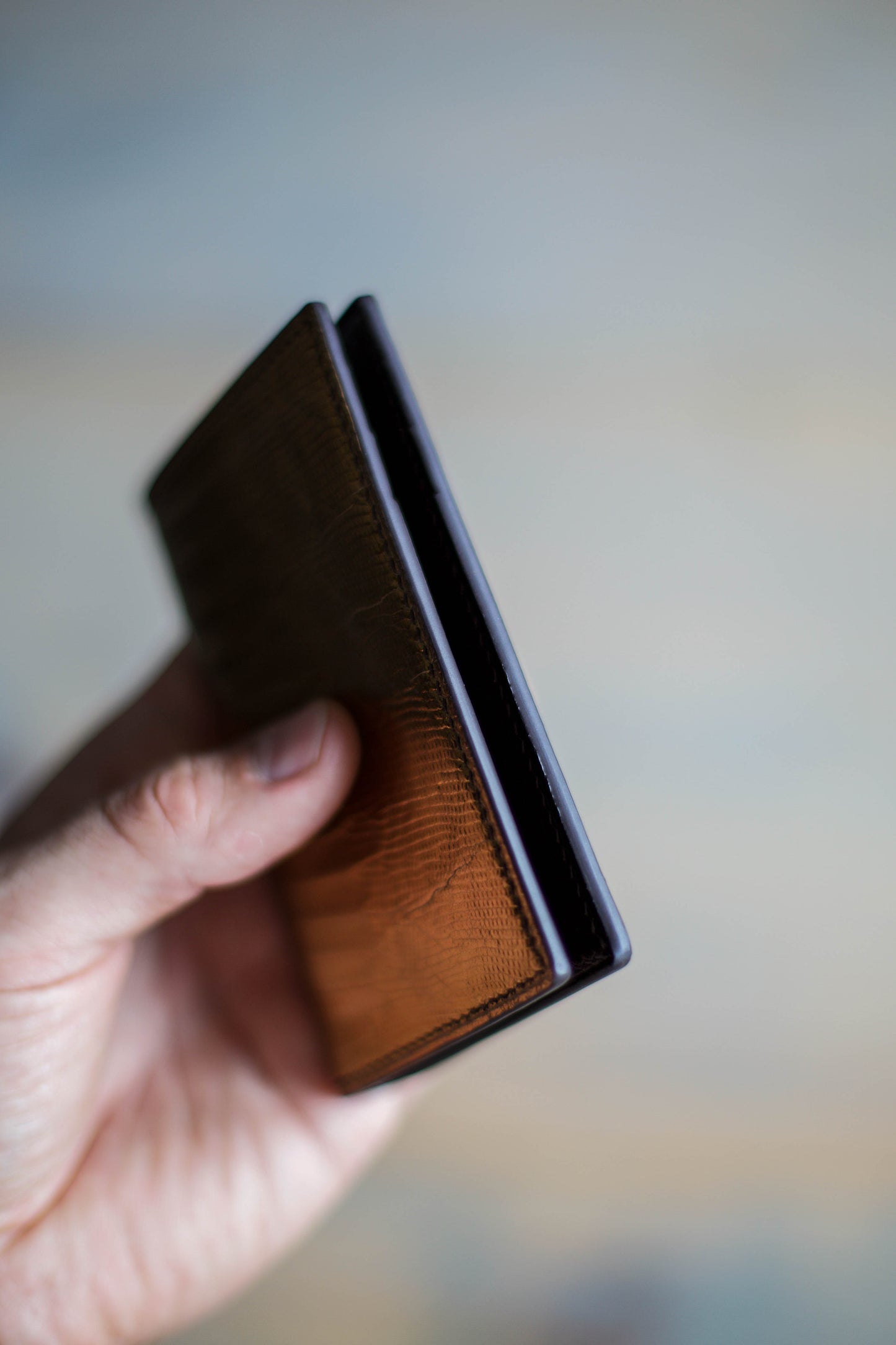 6 SLOT BIFOLD (brown veg tan/ bronze lizard leather)