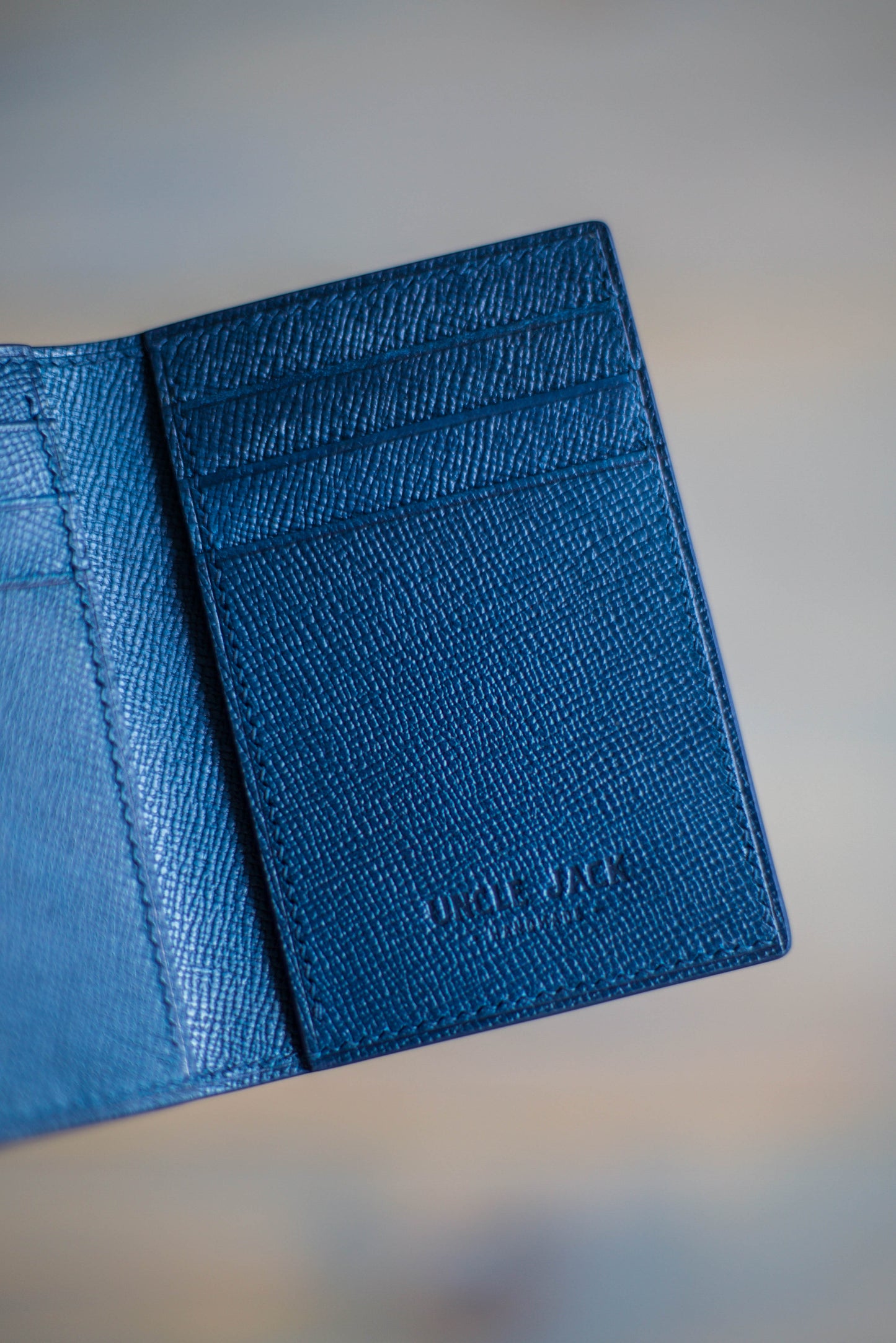 6 SLOT BIFOLD (blue saffiano leather)