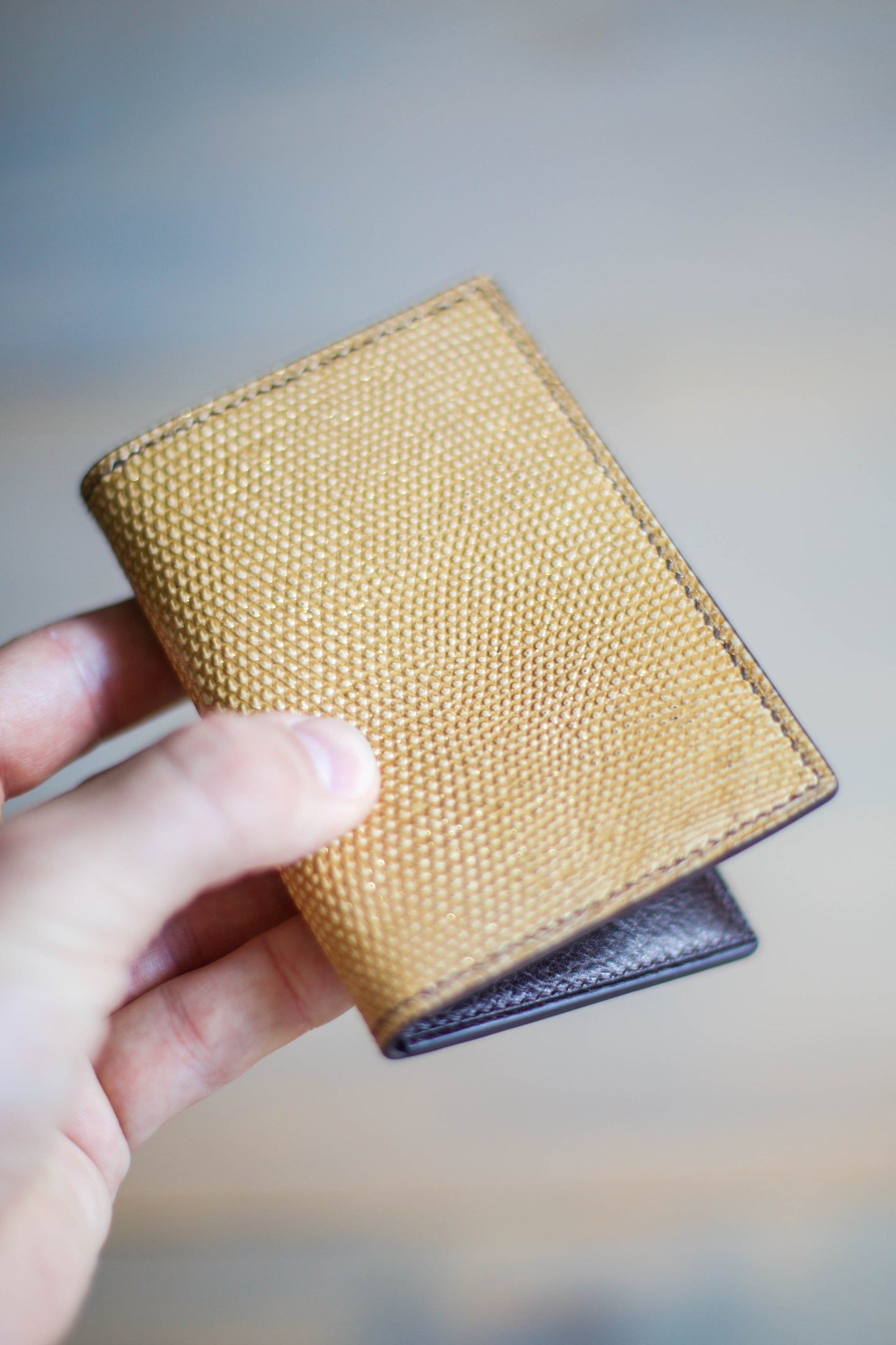 6 SLOT BIFOLD (brown veg tan/ gold lizard)