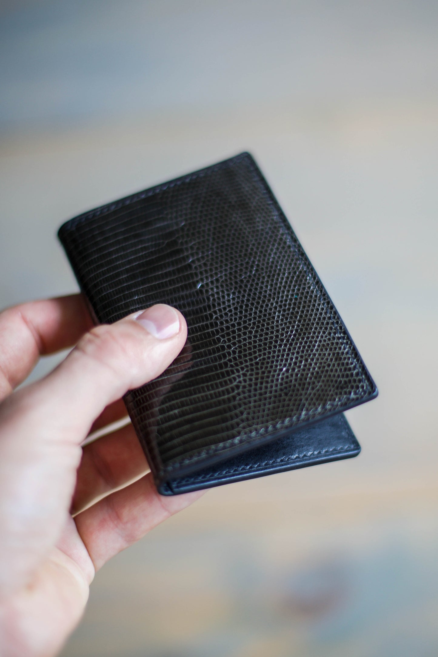 6 SLOT BIFOLD (black veg tan/ dark grey lizard)