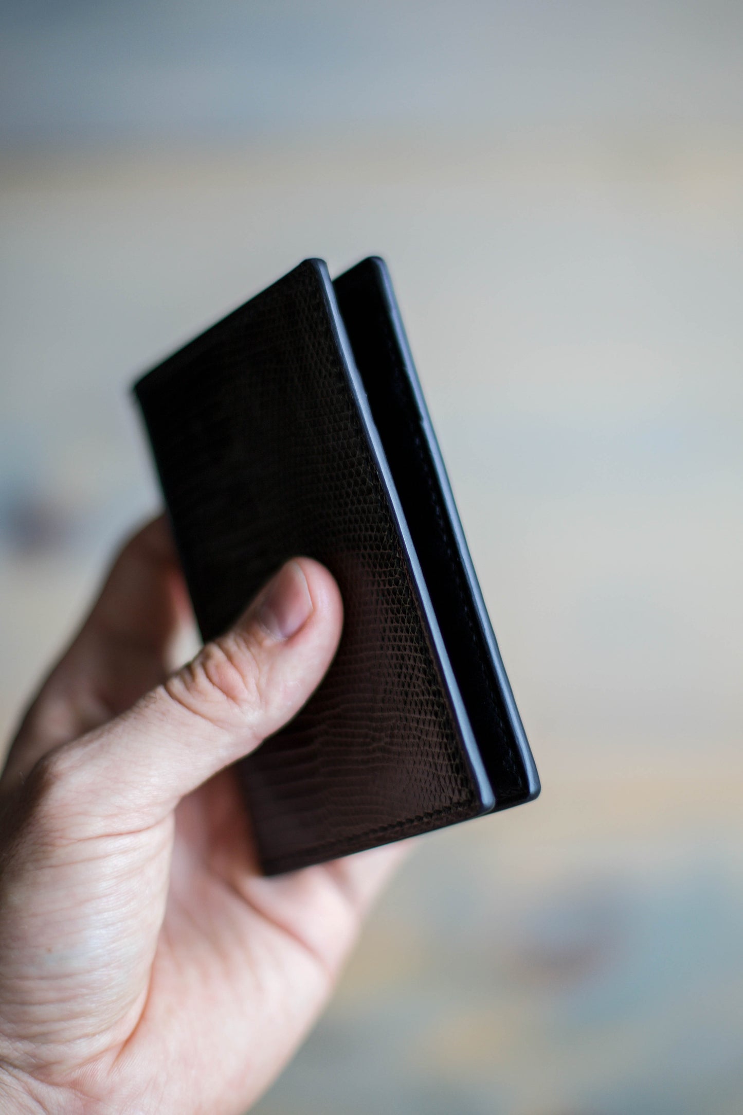 6 SLOT BIFOLD (black veg tan/ dark grey lizard)