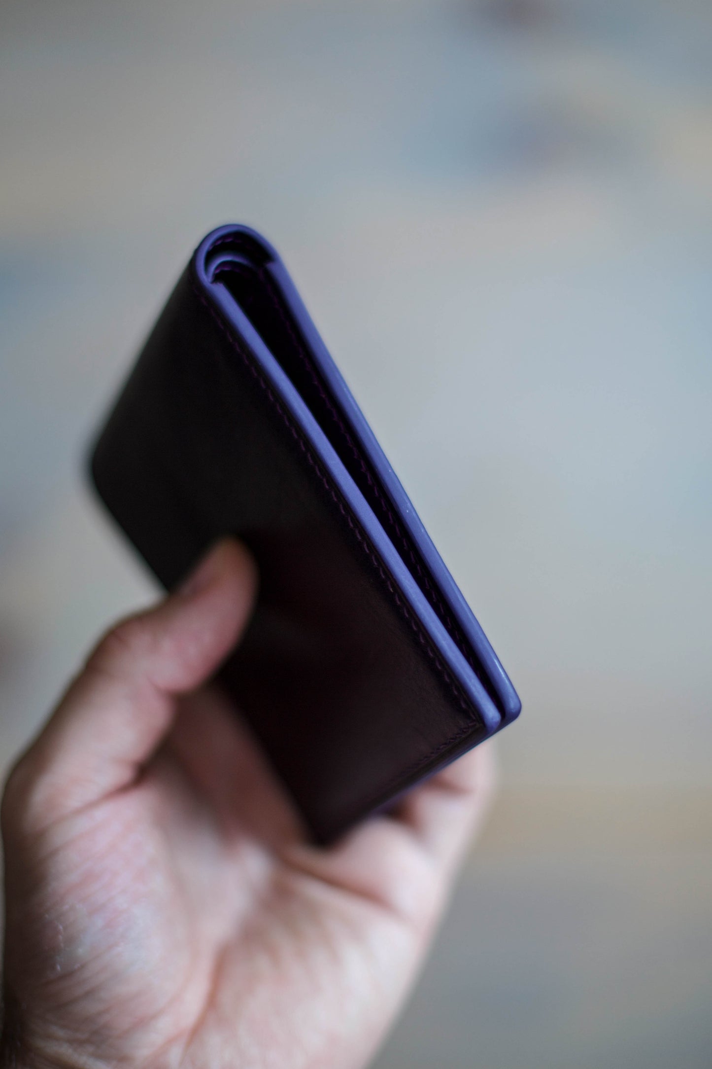 6 SLOT BIFOLD (purple veg tan leather)