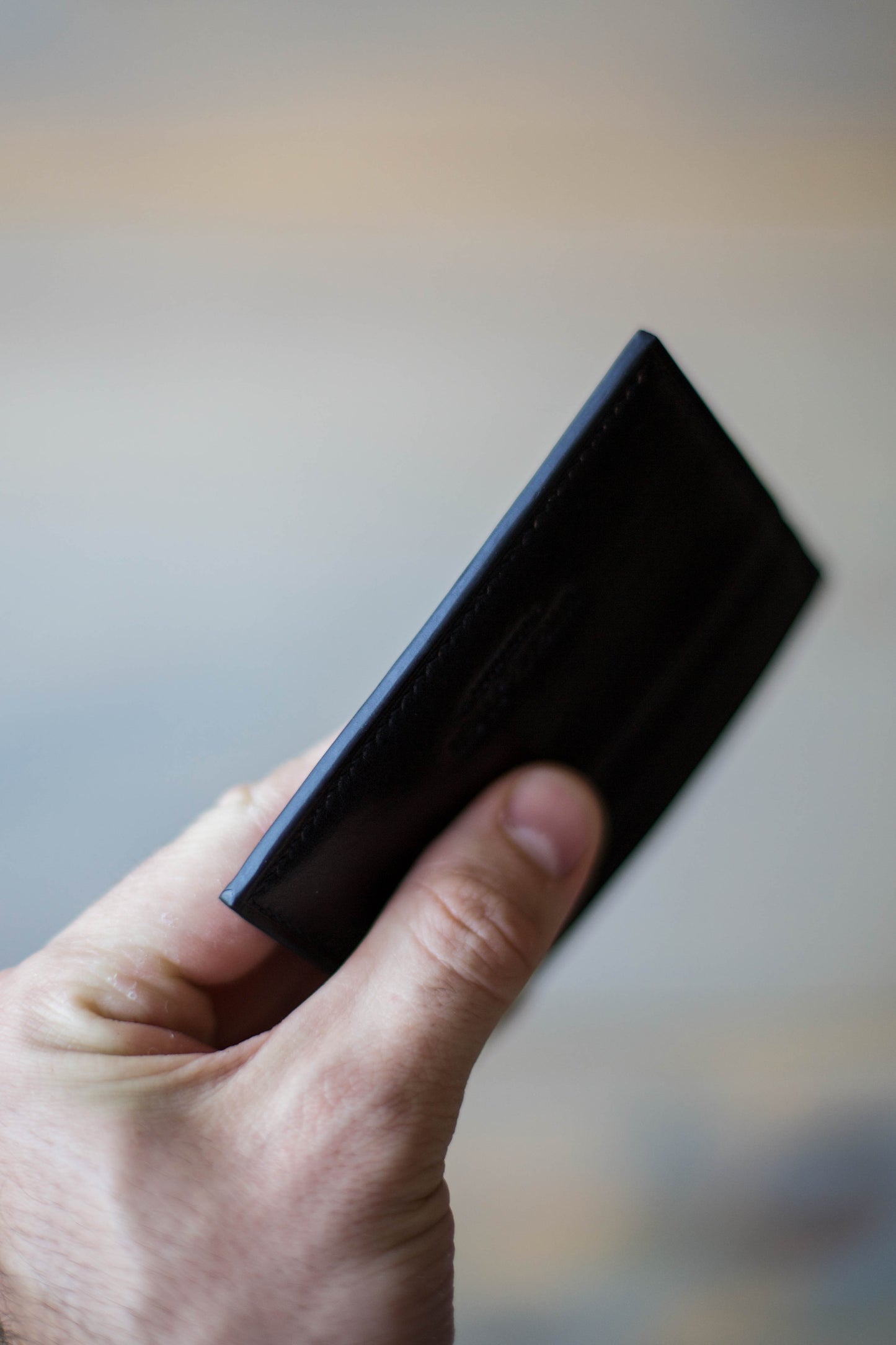 5 POCKET CARDHOLDER (shiny black veg tan leather)