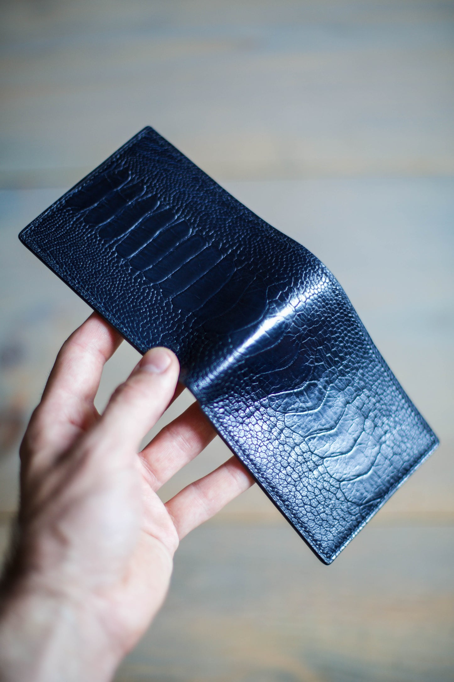 6 SLOT BIFOLD (black veg tan/ blue ostrcih leather)