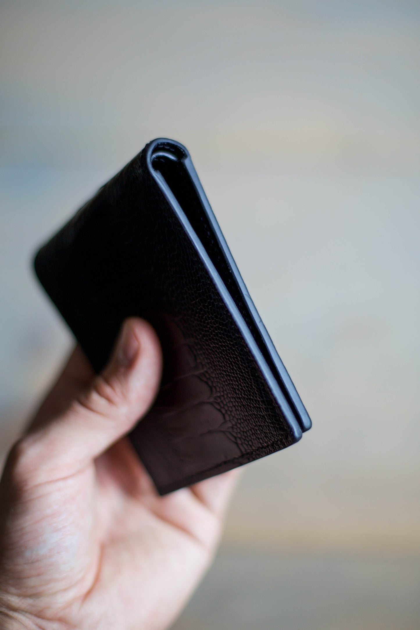 6 SLOT BIFOLD (black veg tan/ blue ostrcih leather)