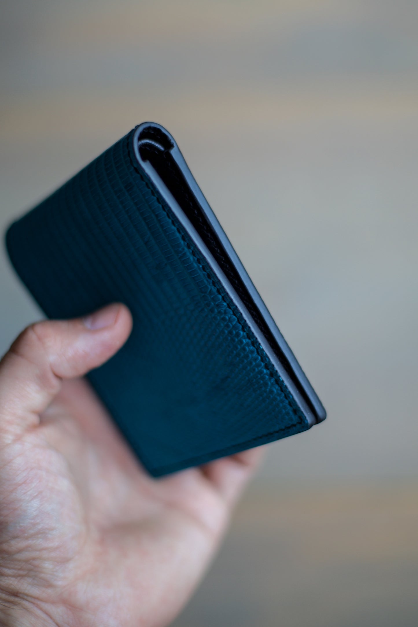 6 SLOT BIFOLD (black veg tan/ light blue lizard)