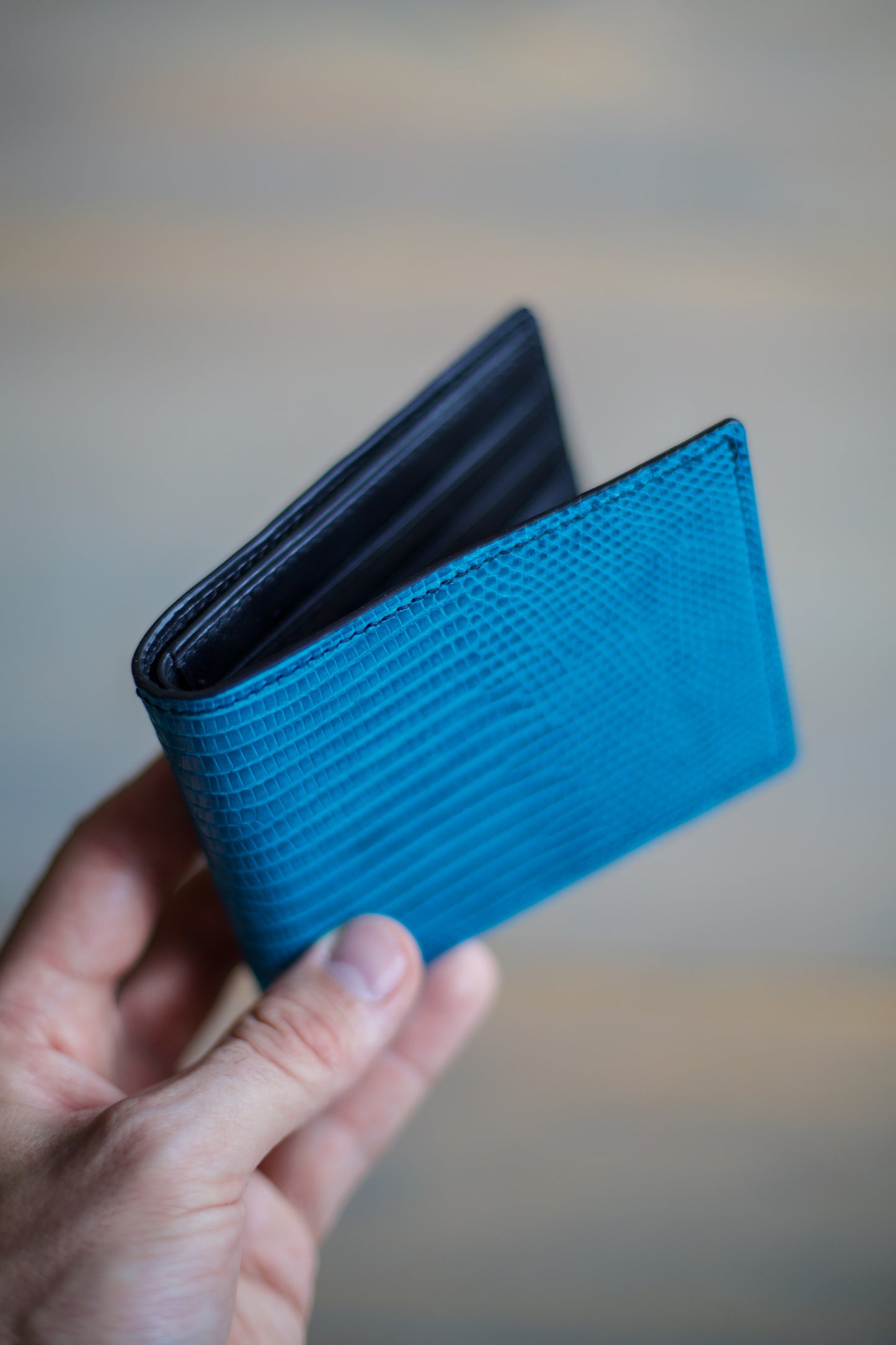 6 SLOT BIFOLD (black veg tan/ light blue lizard)