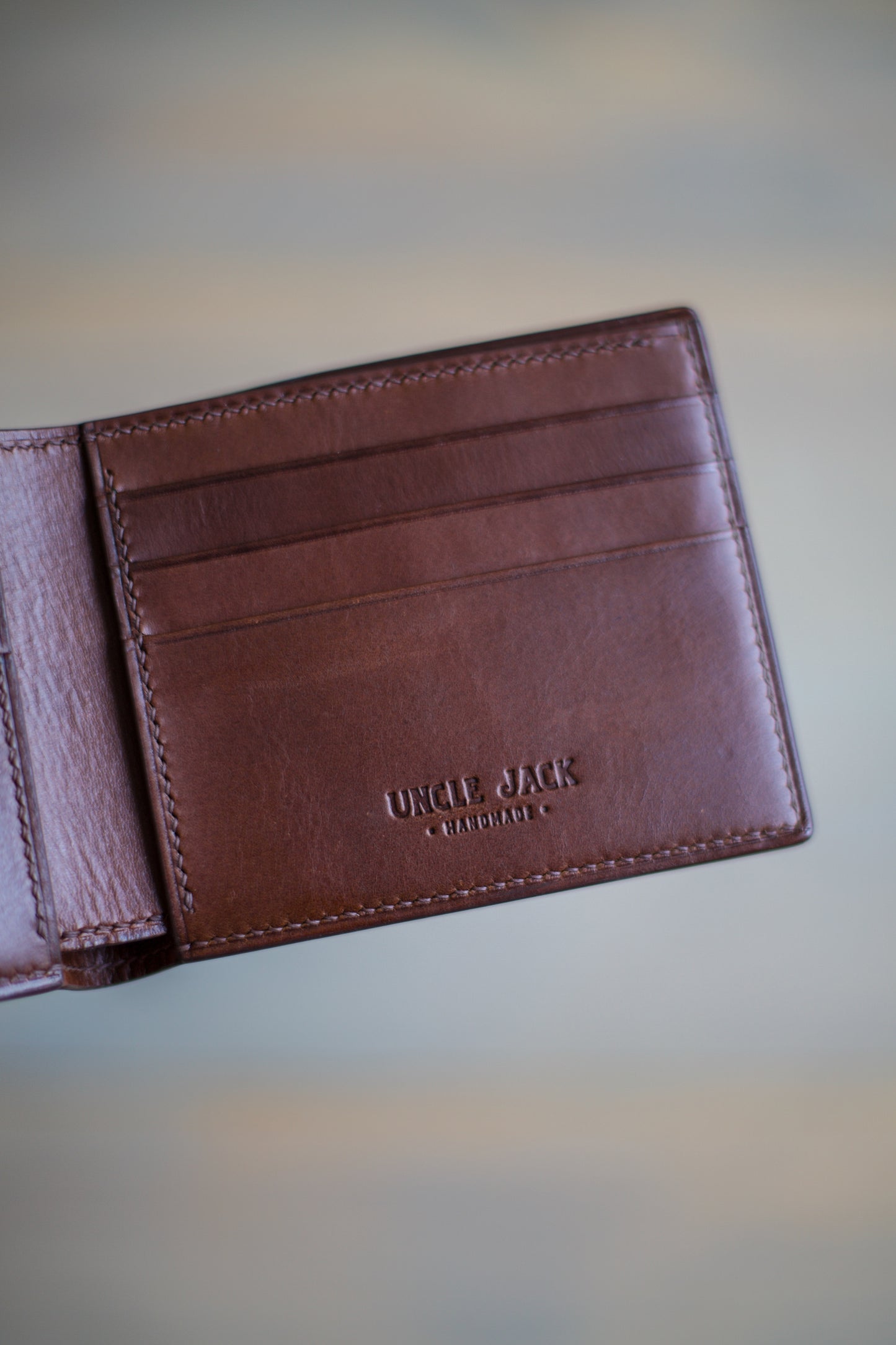 6 SLOT BIFOLD (brown Dakota leather)