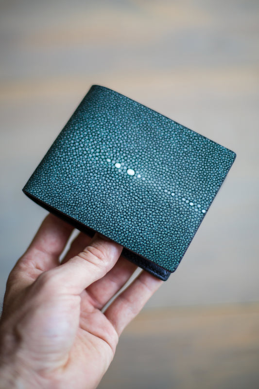 6 SLOT BIFOLD (black goat/ green stingray leather)