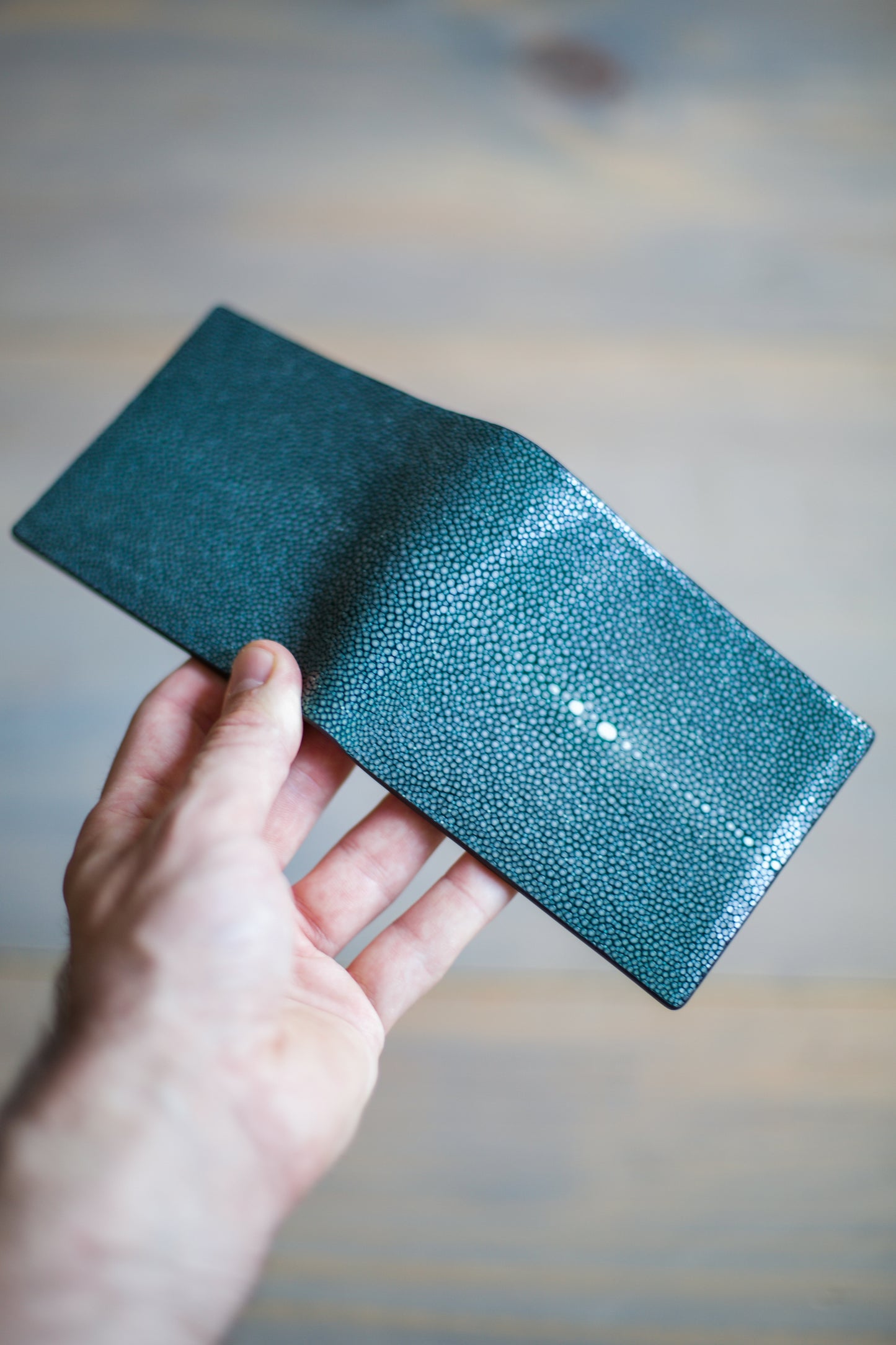 6 SLOT BIFOLD (black goat/ green stingray leather)