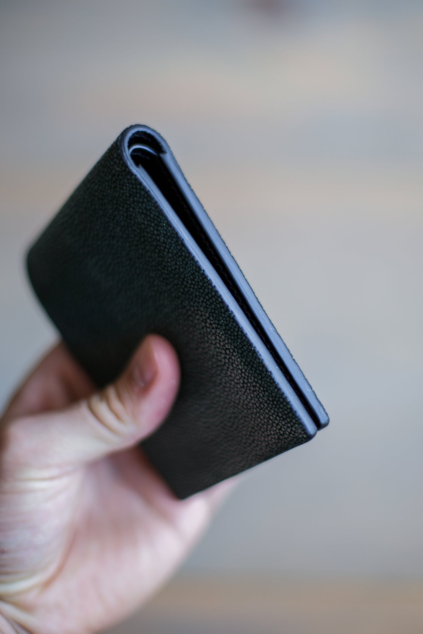 6 SLOT BIFOLD (black goat/ green stingray leather)