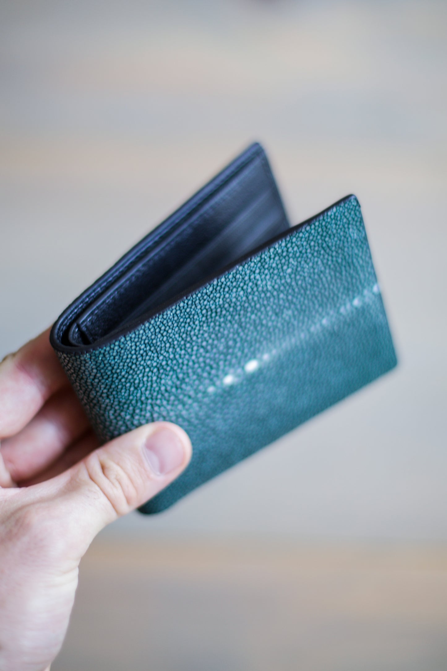 6 SLOT BIFOLD (black goat/ green stingray leather)