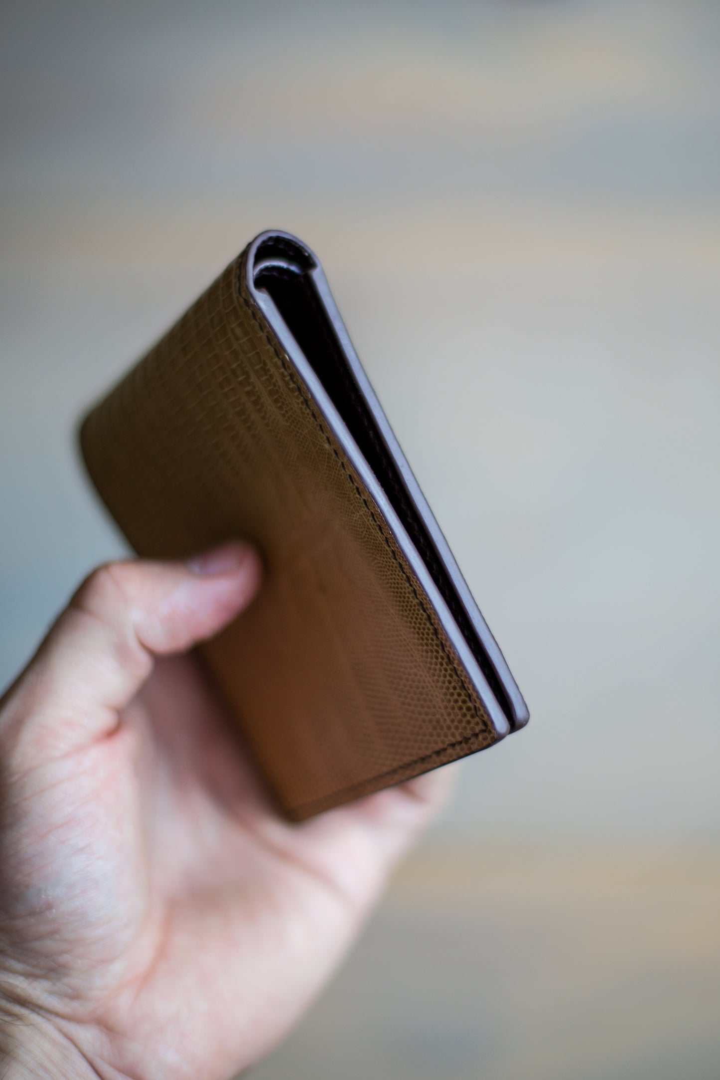 6 SLOT BIFOLD (brown veg tan/ natural lizard leather)