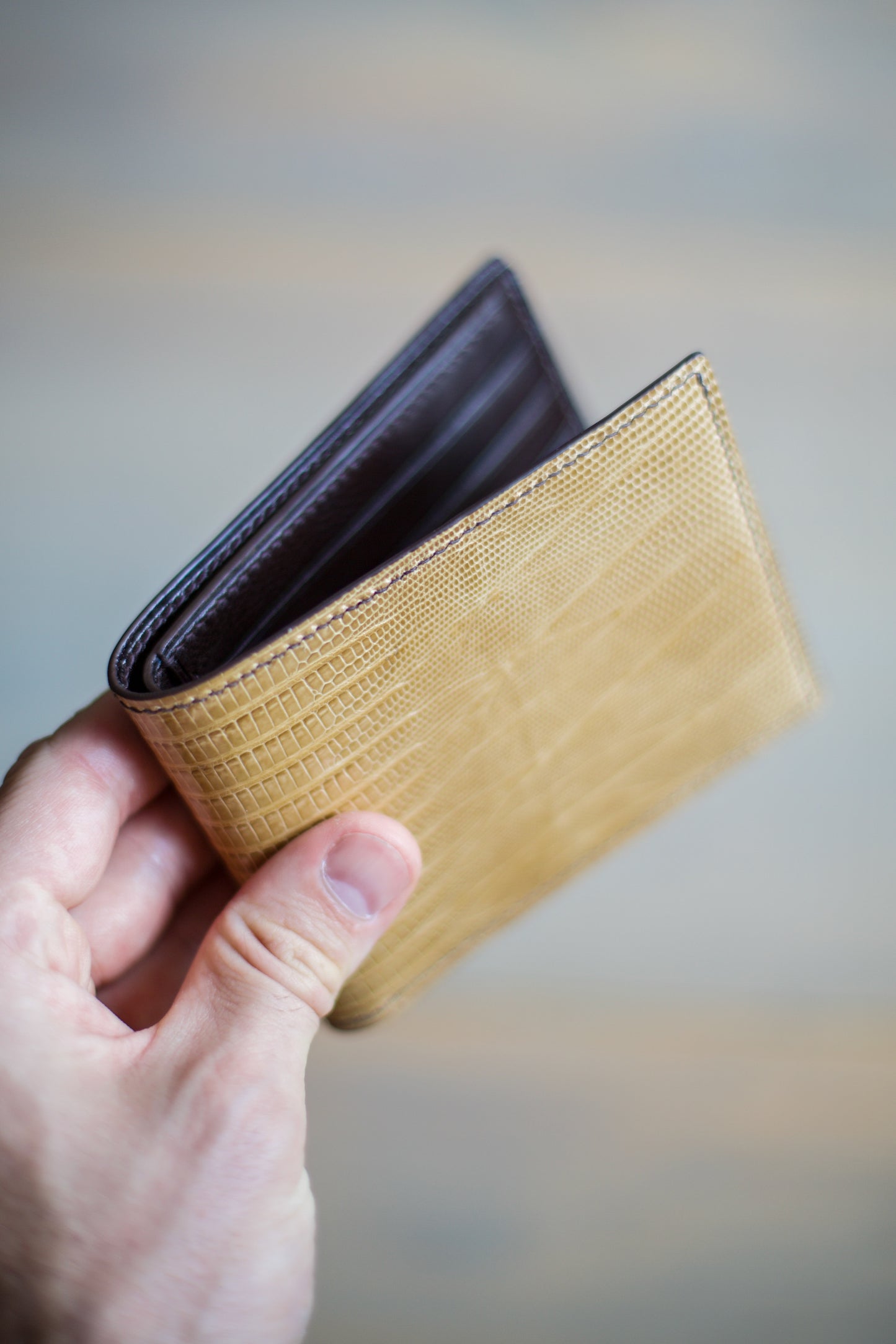 6 SLOT BIFOLD (brown veg tan/ natural lizard leather)