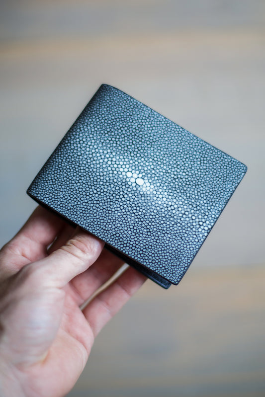 6 SLOT BIFOLD (black goat/ grey stingray leather)