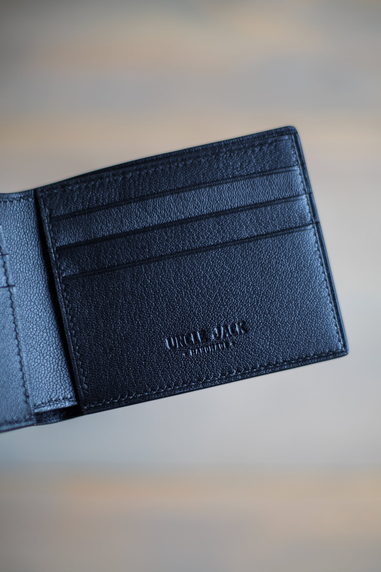 6 SLOT BIFOLD (black goat/ grey stingray leather)