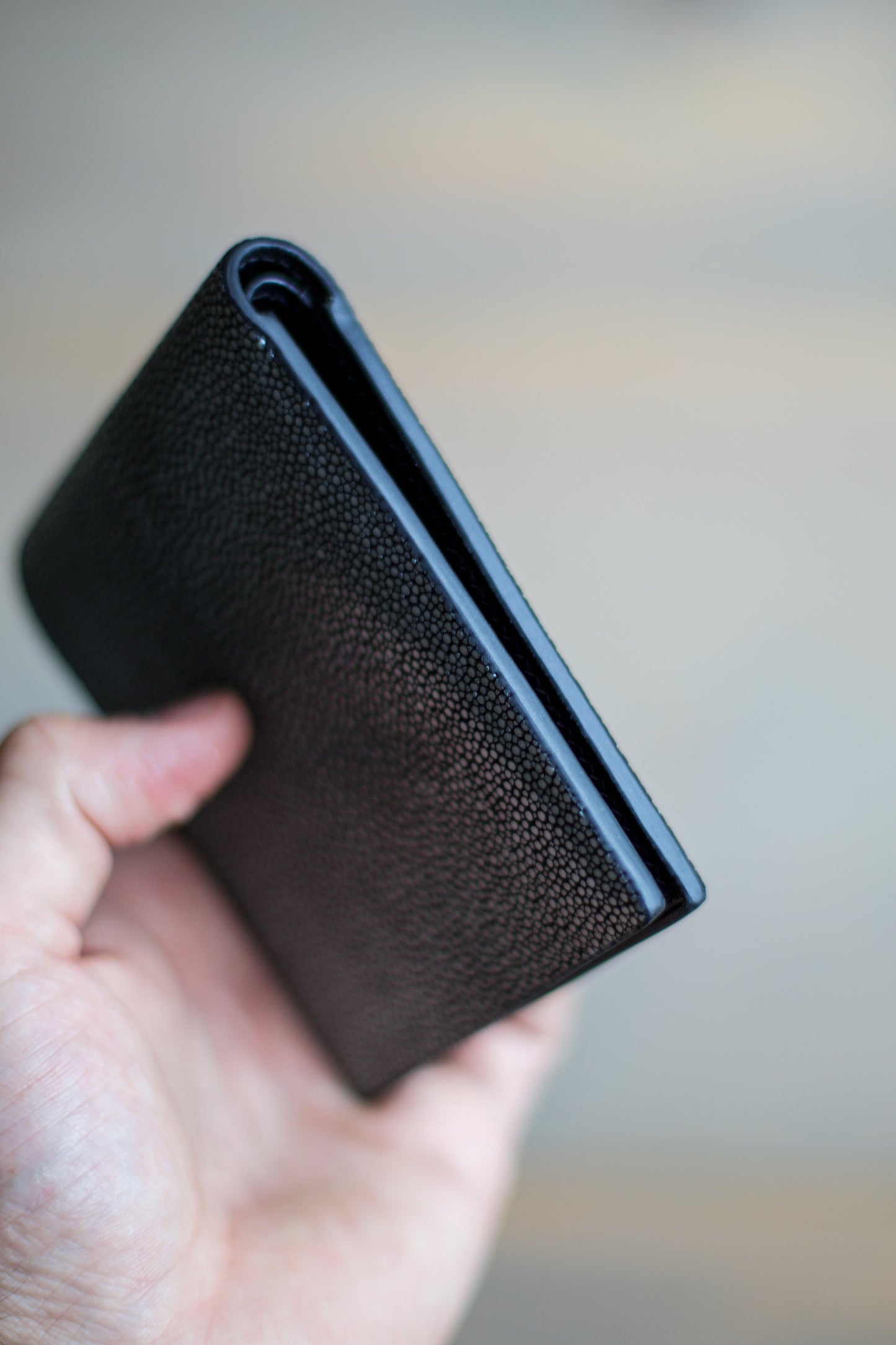 6 SLOT BIFOLD (black goat/ grey stingray leather)