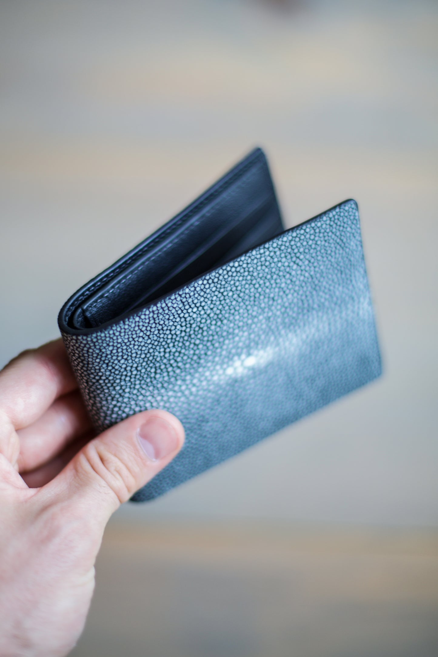 6 SLOT BIFOLD (black goat/ grey stingray leather)